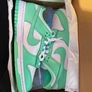 W nike dunk low green glow